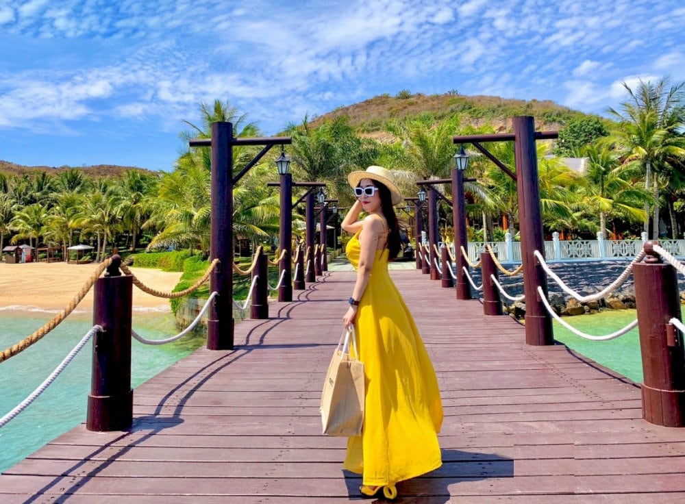 Visitors should choose light or pastel colored clothes to pop against the island’s tropical backdrop